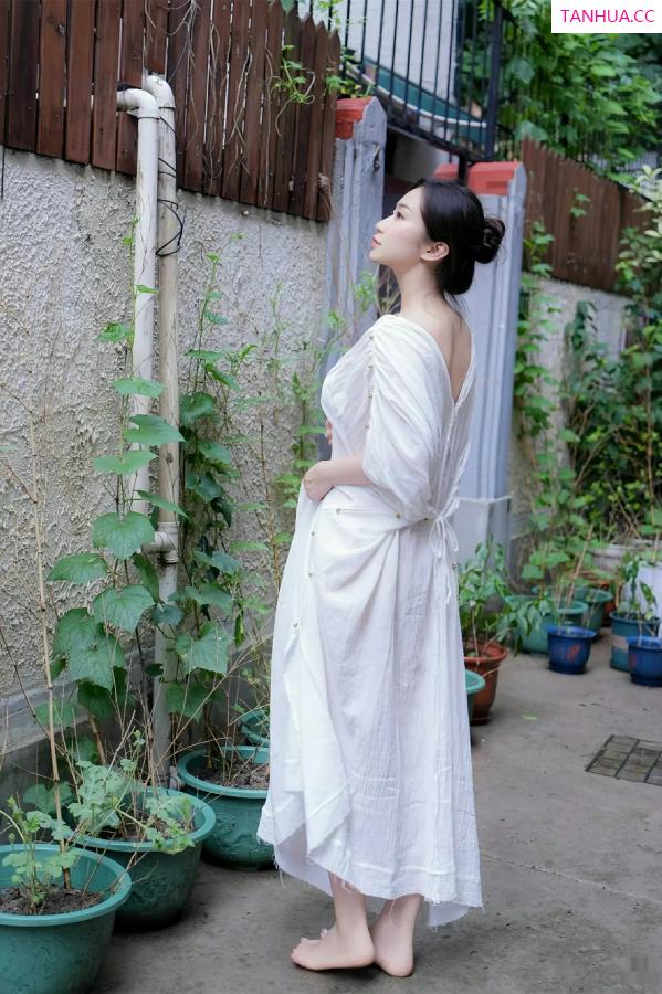   [XiuRen]高清写真图 2025.07.31 No.10603 楠芝 白色长袍第10张图片